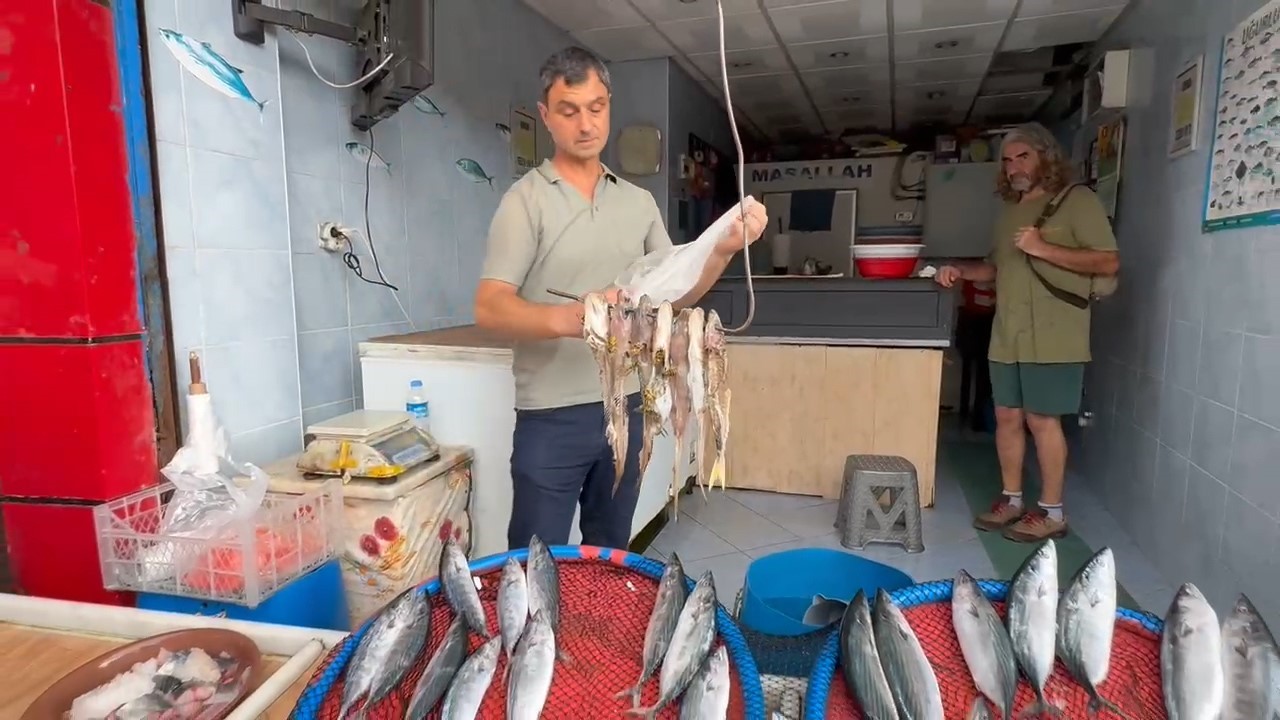 Tezgahı kurtarmak isteyen balıkçı ‘Arıların göz hakkını’ ayırdı
