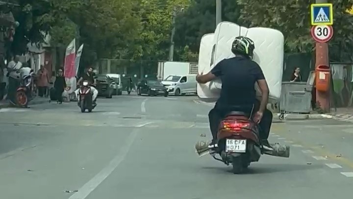 Yataklı motosiklet turu kamerada