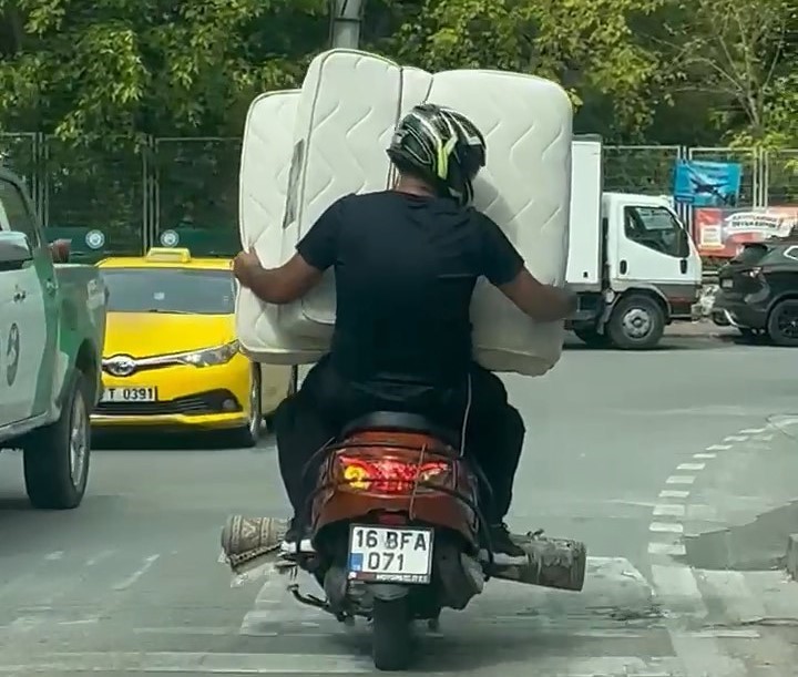 Yataklı motosiklet turu kamerada
