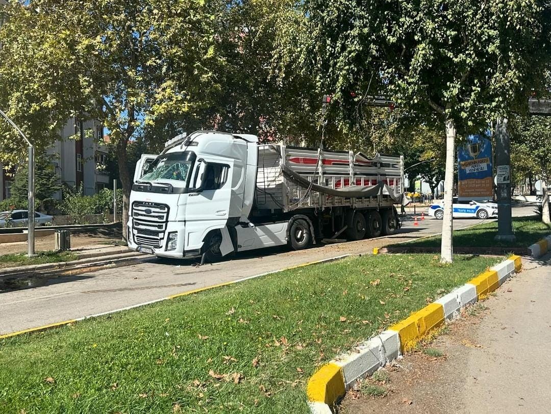 Elazığ’da tır devrildi: 2 yaralı