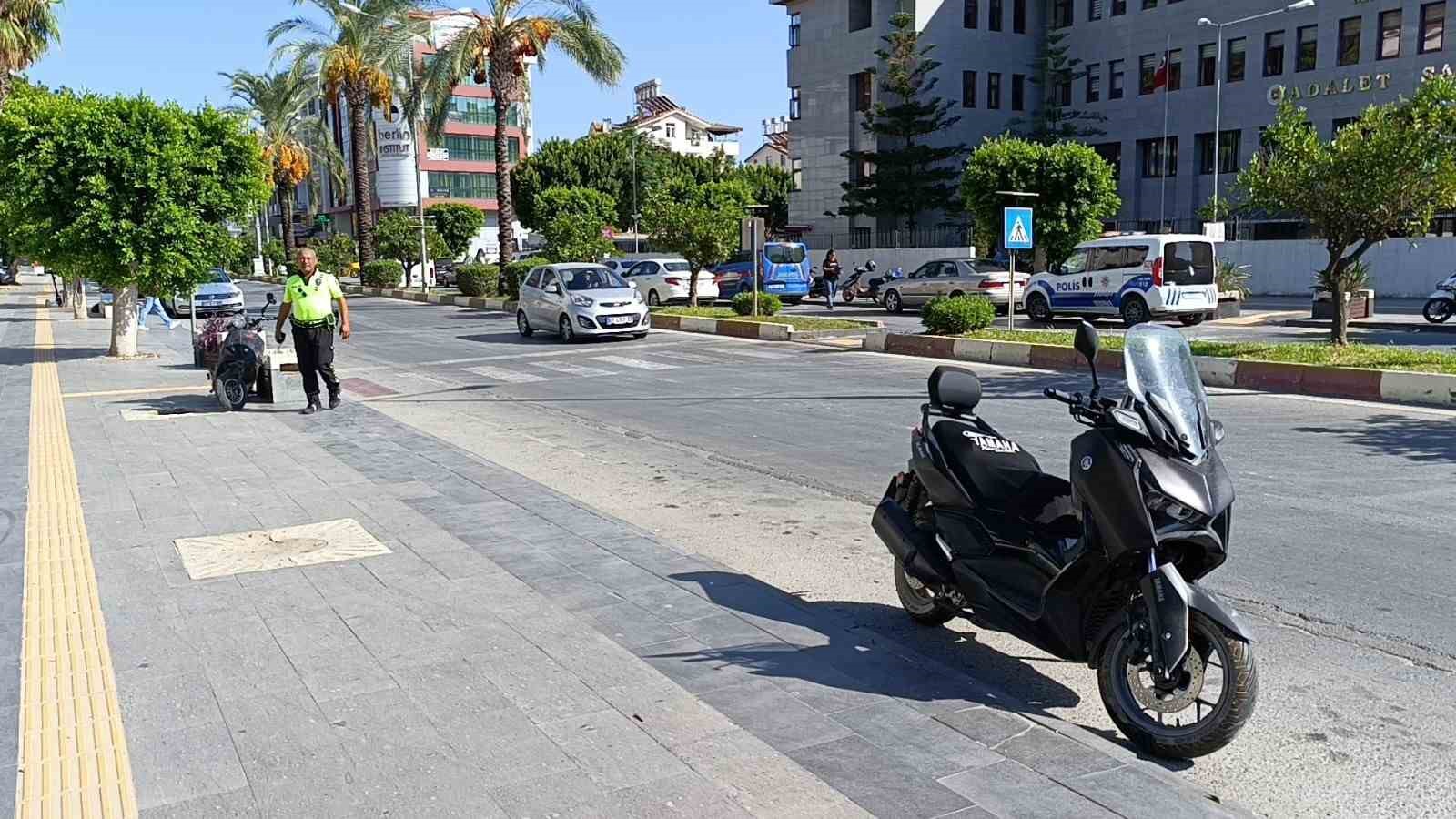 Manavgat’ta elektrikli bisiklet ile motosiklet çarpıştı: 3 yaralı