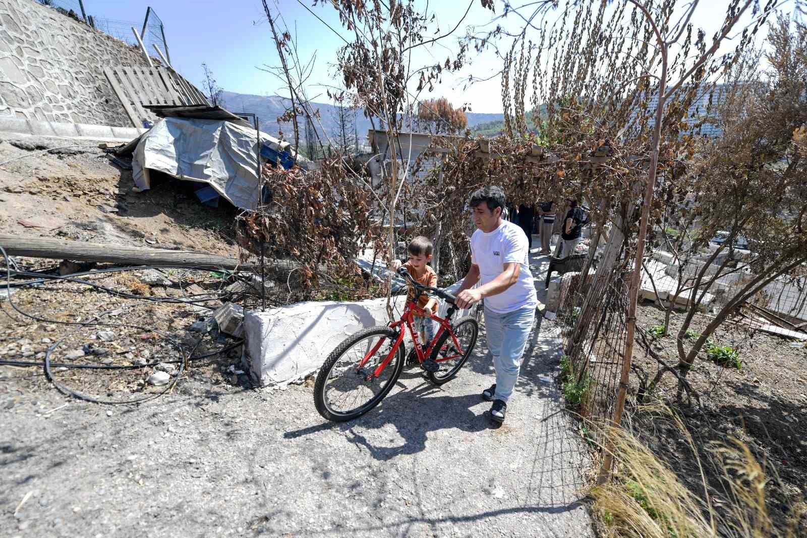 İzmir’de afet sonrası yüzleri güldüren sürpriz
