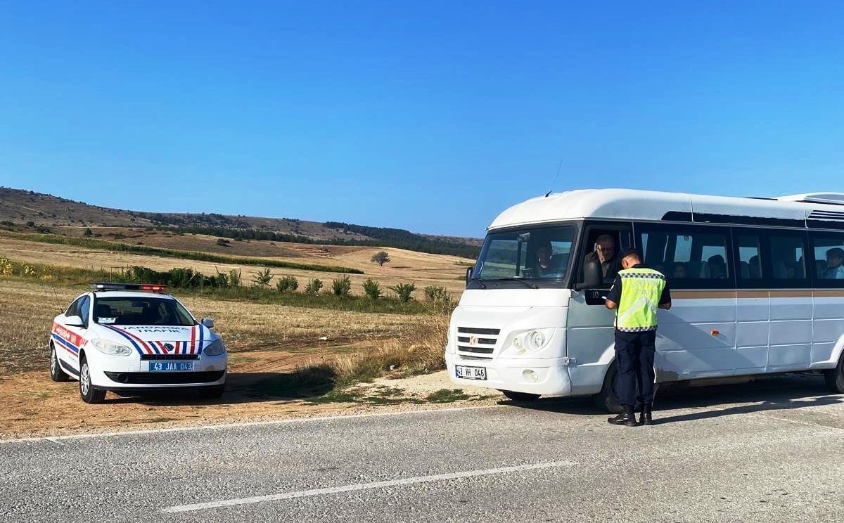 K&uuml;tahya&rsquo;da alkoll&uuml; 5 ara&ccedil; s&uuml;r&uuml;c&uuml;s&uuml;ne 36 bin 966 TL para cezası kesildi
