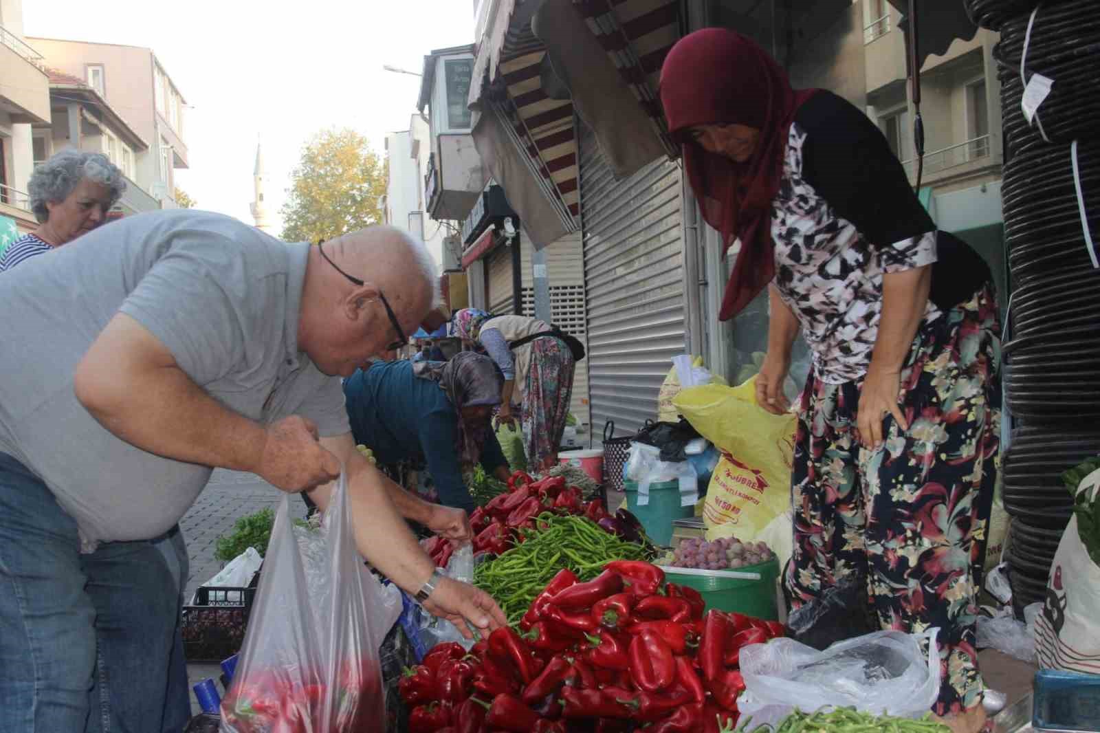 Kaz Dağları&rsquo;nda yetişen organik &uuml;r&uuml;nler il&ccedil;e pazarında satılıyor
