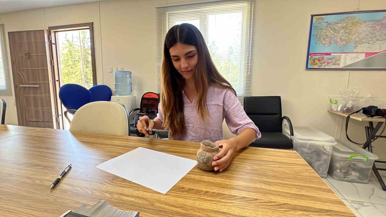 Domuztepe H&ouml;y&uuml;ğ&uuml;&rsquo;nde 7 bin 600 yıl &ouml;ncesine ait g&uuml;m&uuml;ş halka bulundu
