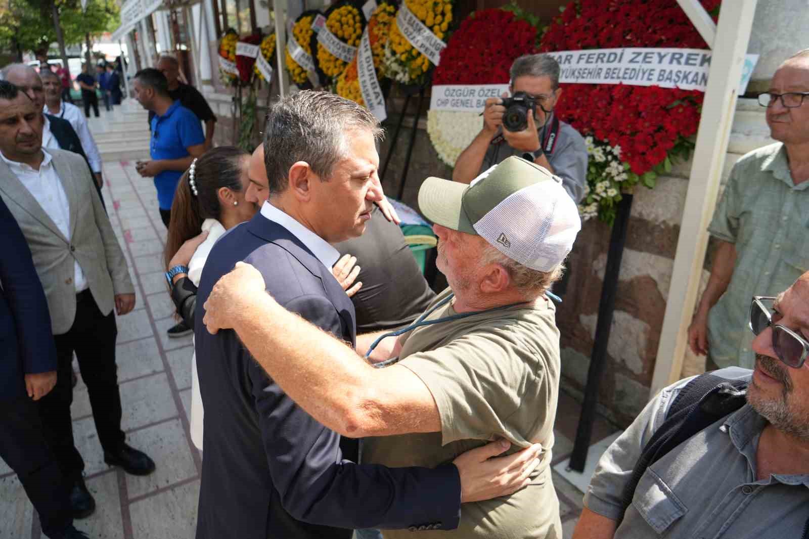 CHP Lideri &Ouml;zel Manisa&rsquo;da cenaze t&ouml;renine katıldı
