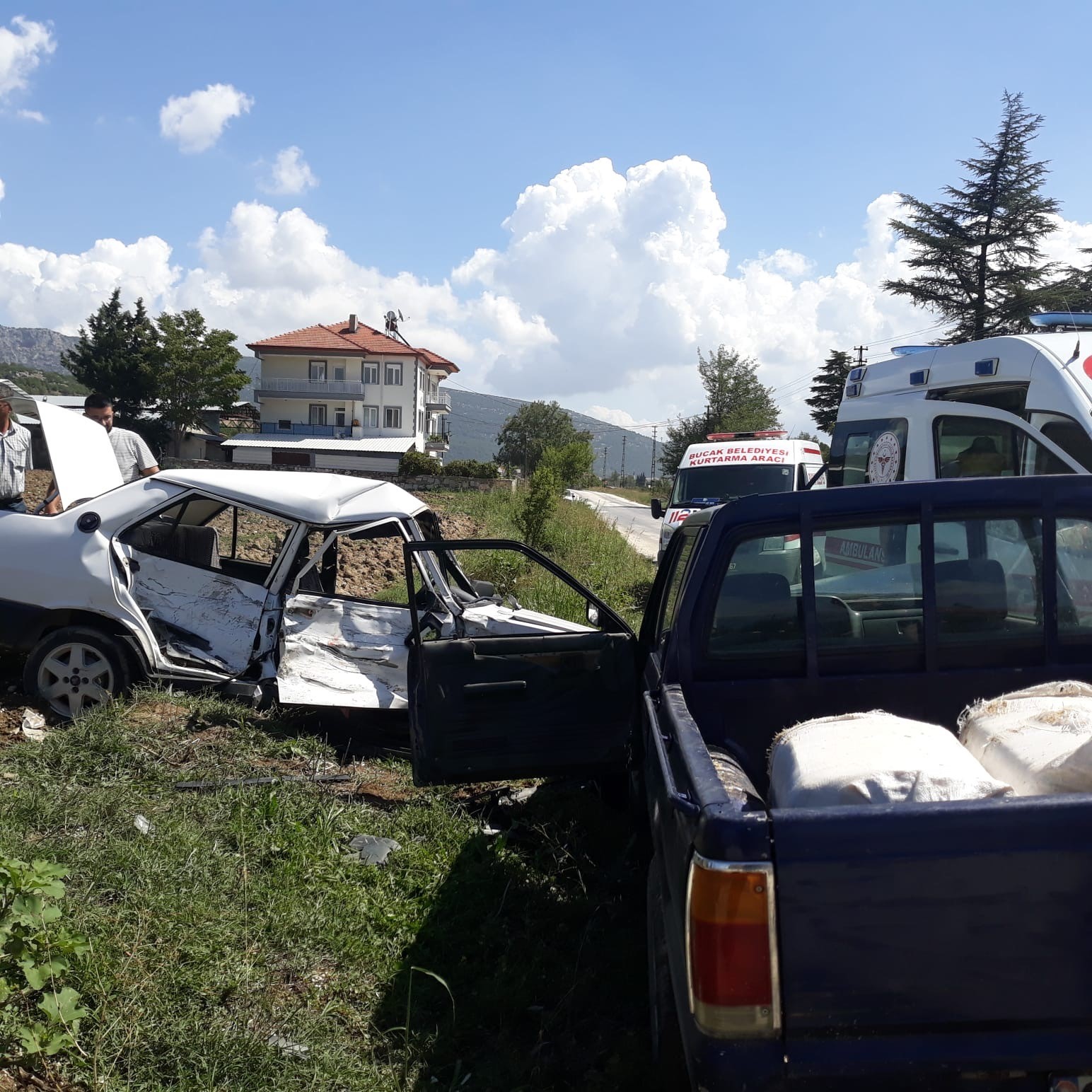 Burdur&rsquo;da kamyonet ile &ccedil;arpışan Fiat Tofaş hurdaya d&ouml;nd&uuml;: 1&rsquo;i ağır 3 yaralı
