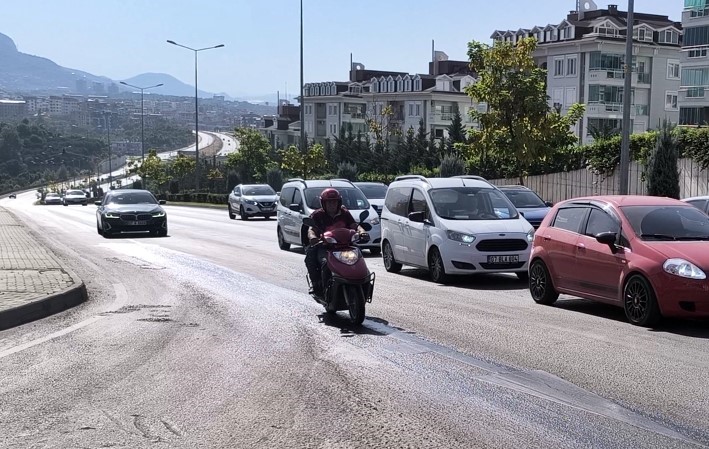 Alanya’da yola dökülen yağ, trafiği felç etti
