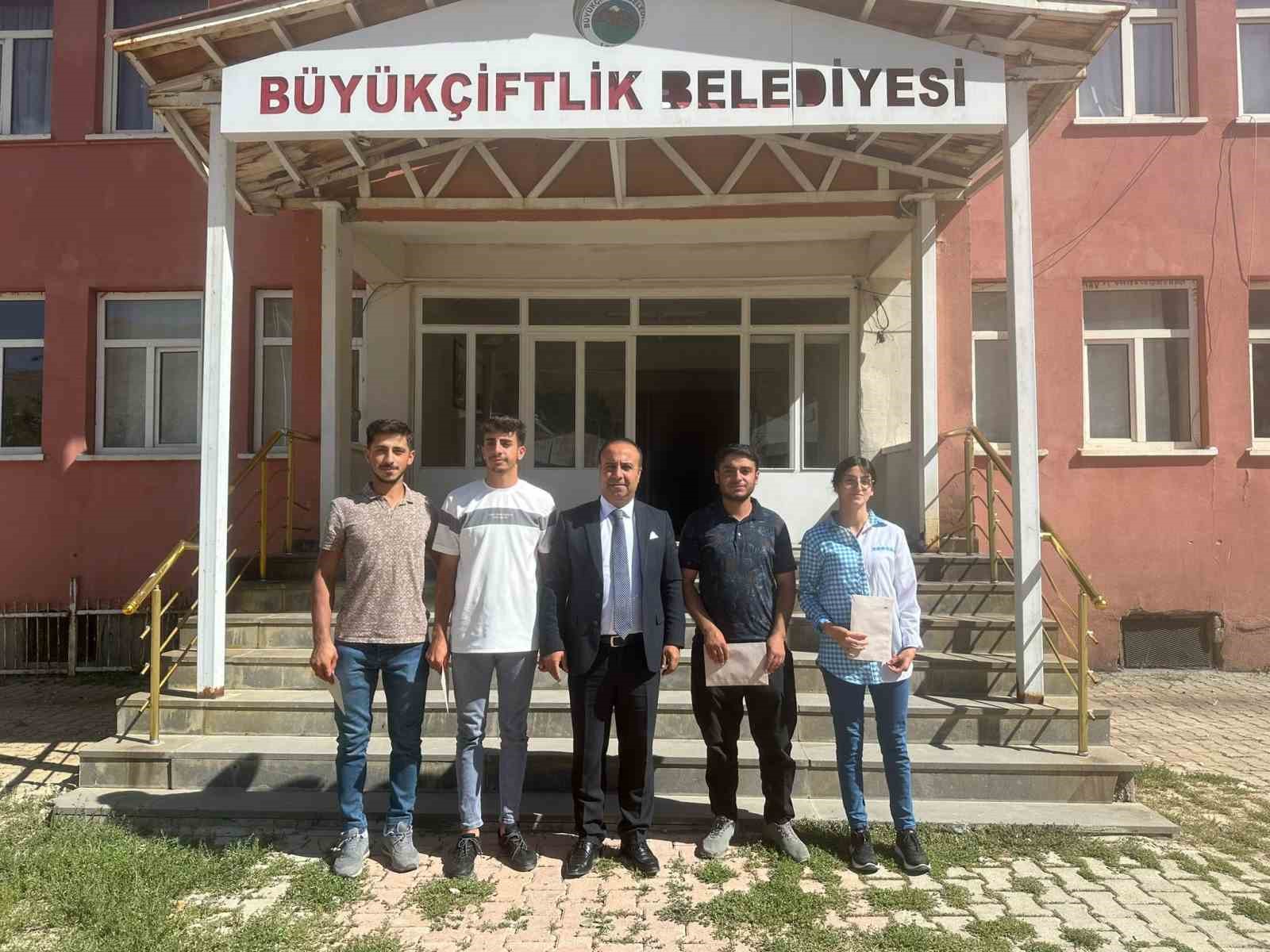 Belediye başkanı üniversiteyi kazanan öğrencileri ödüllendirdi
