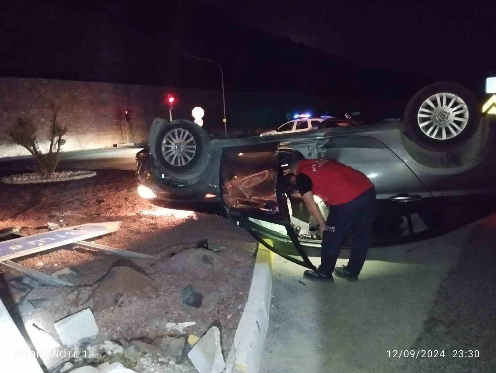 Sıkıştığı ara&ccedil;tan itfaiye kurtardı
