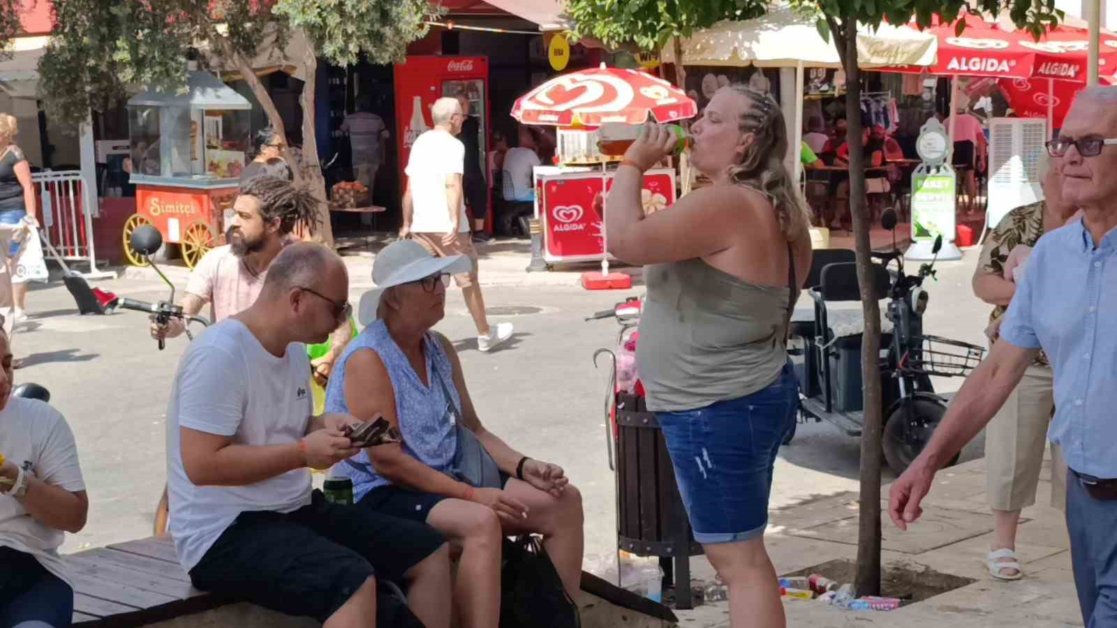 Pazara turist yağdı, esnaf ’alışveriş yapmıyorlar’ diye sitem etti
