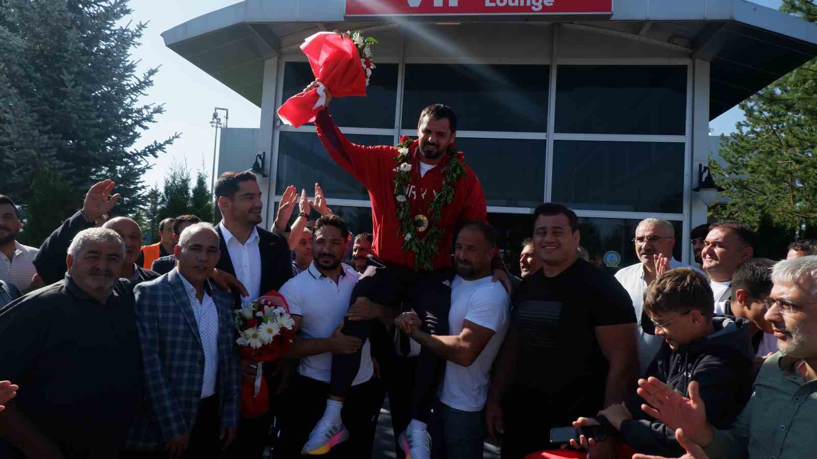 Olimpiyat şampiyonu İbrahim Bölükbaşı, memleketi Erzurum’da omuzlarda karşılandı
