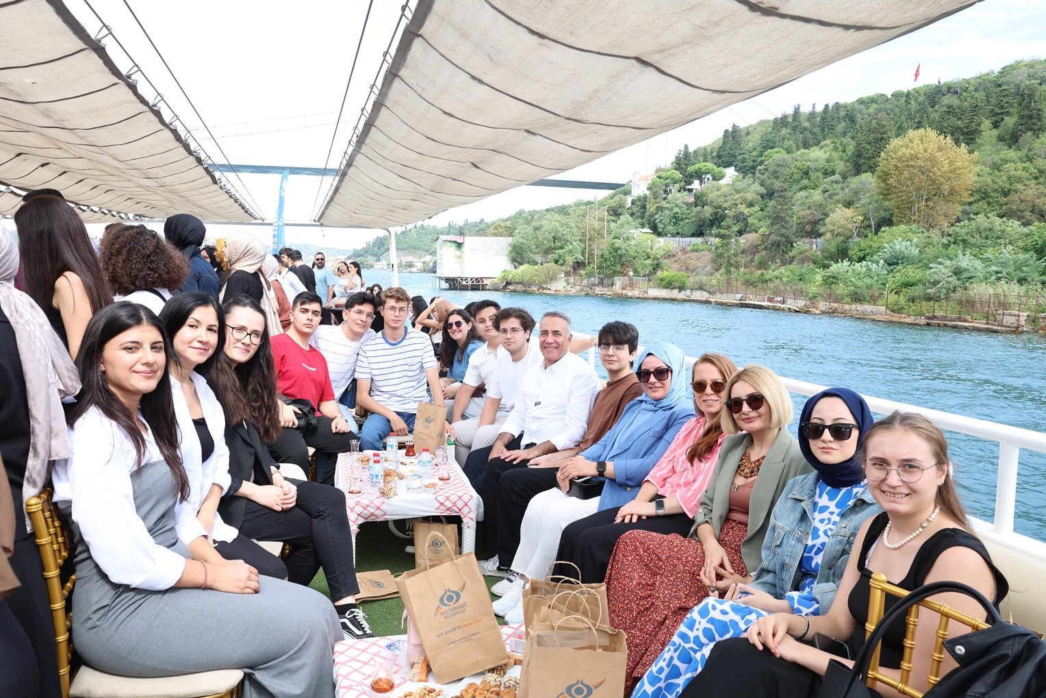 Sultangazi Belediyesi’nden üniversiteyi kazanan öğrenciler için Boğaz turu
