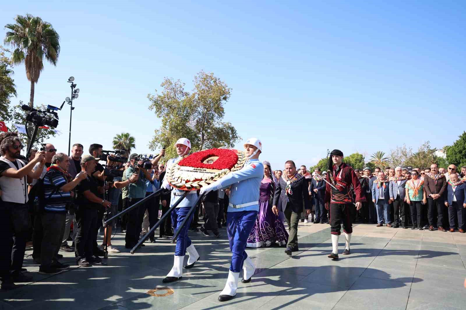 Antalya caddeleri Yörük Göçü’yle şenlendi
