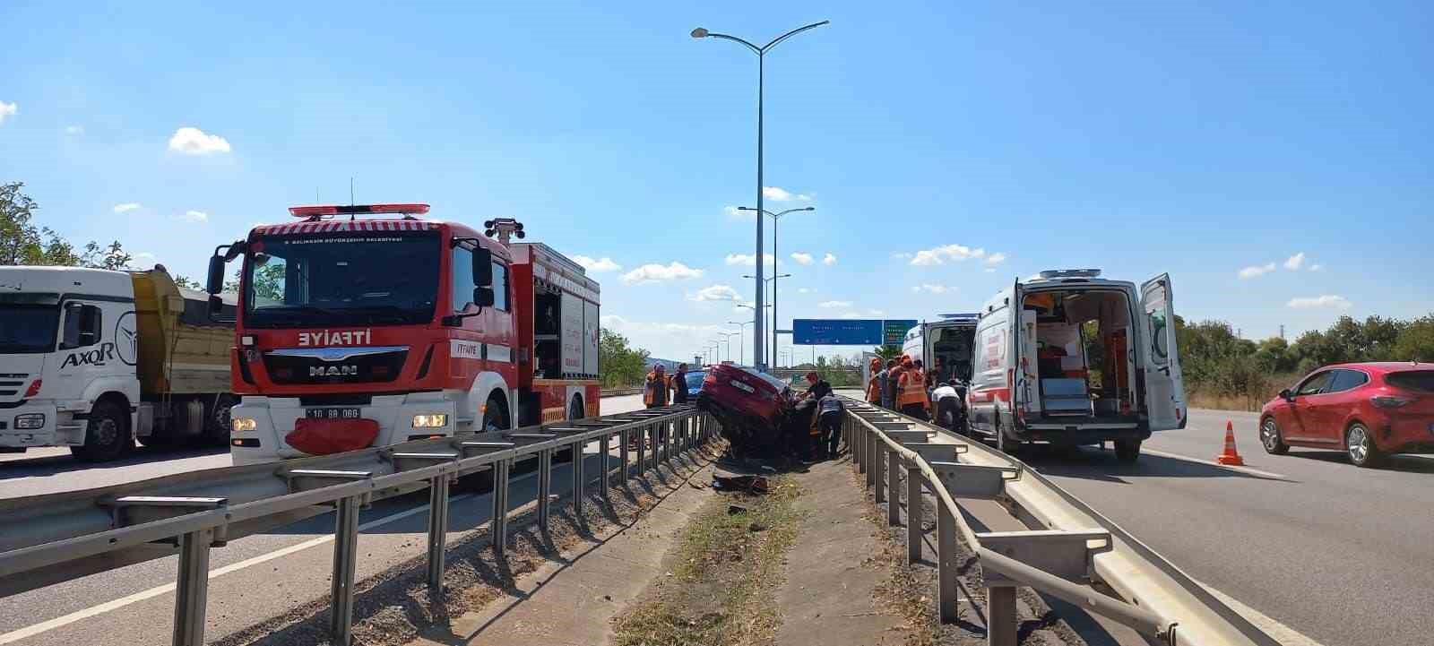 Susurluk&rsquo;ta otoyolda trafik kazası; 3 yaralı
