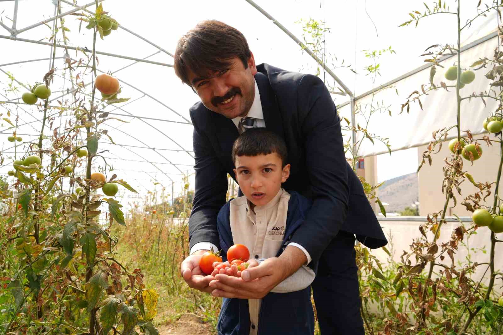 ‘Hem Eğitim hem Üretim’ sloganıyla kurulan serada özel çocuklar toprakla buluşturdukları sebzelerin hasadını yaptılar