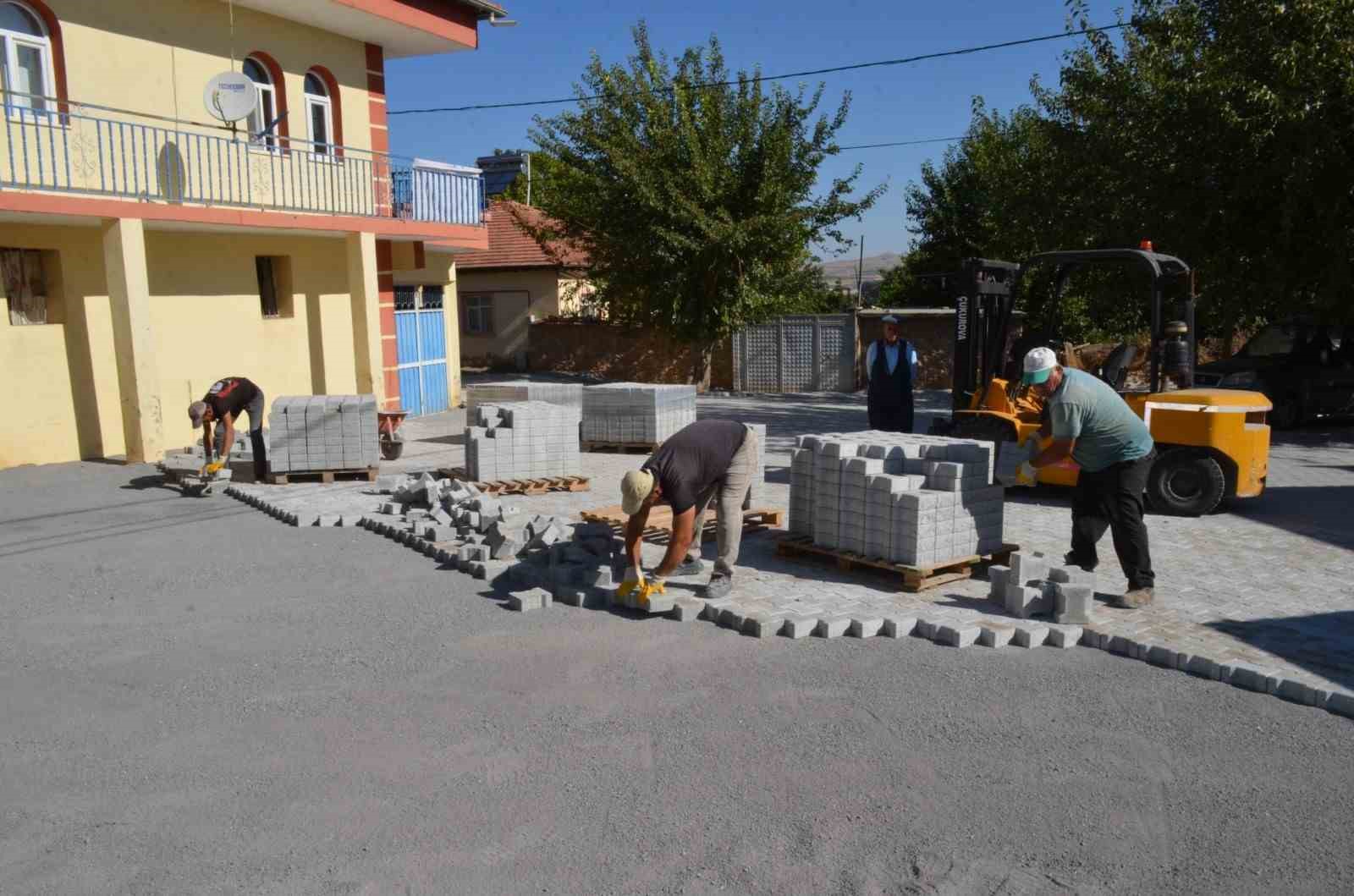 Beydağı Mahallesi ve Cemevi’nde kilit taşı çalışmaları
