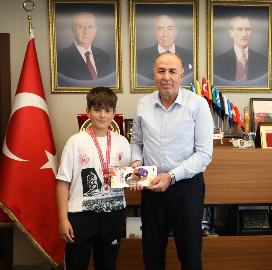 Başkan Arslan’dan başarılı sporculara ödül
