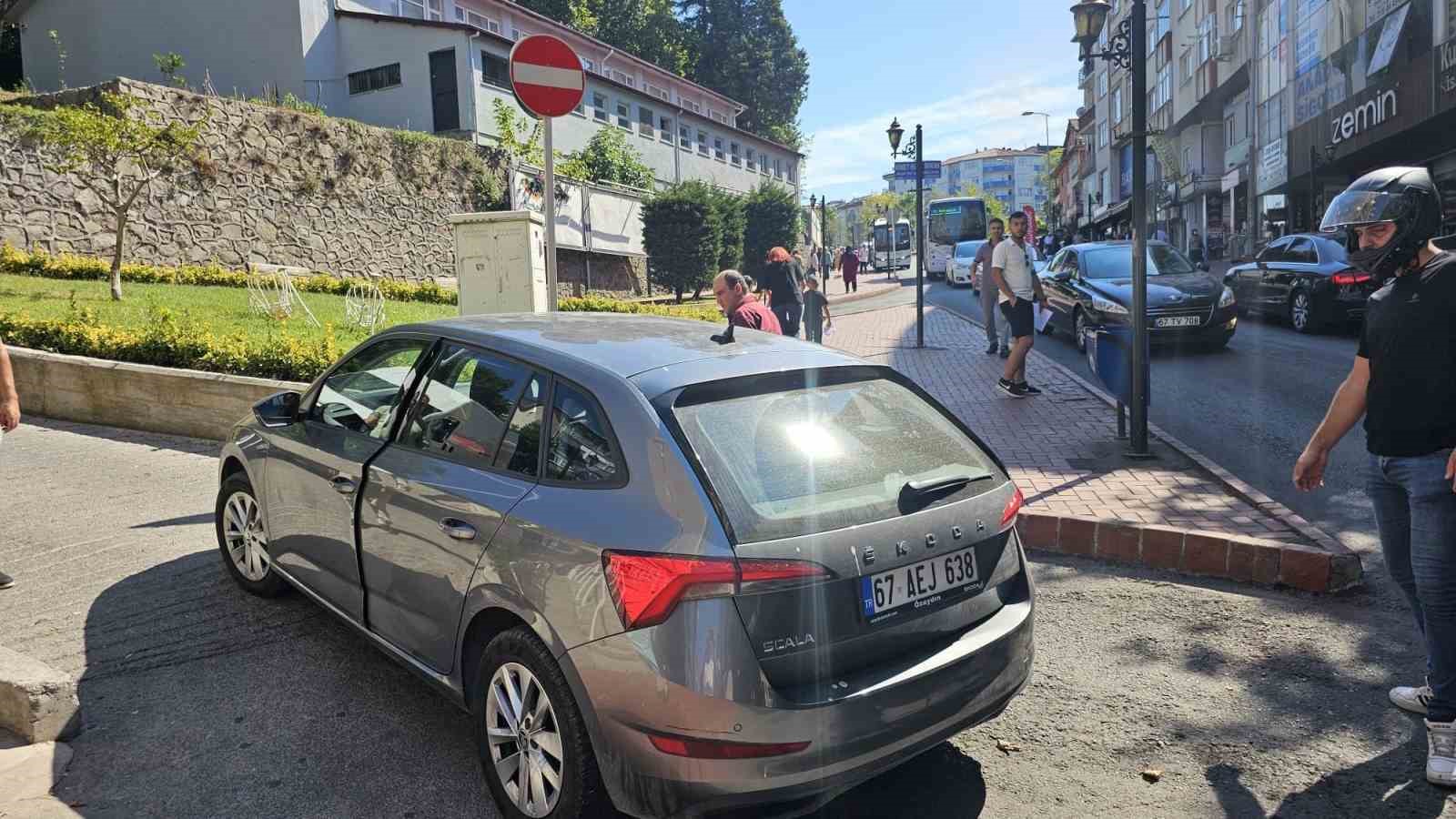 Ters yöne giren araç, motosikletle çarpıştı