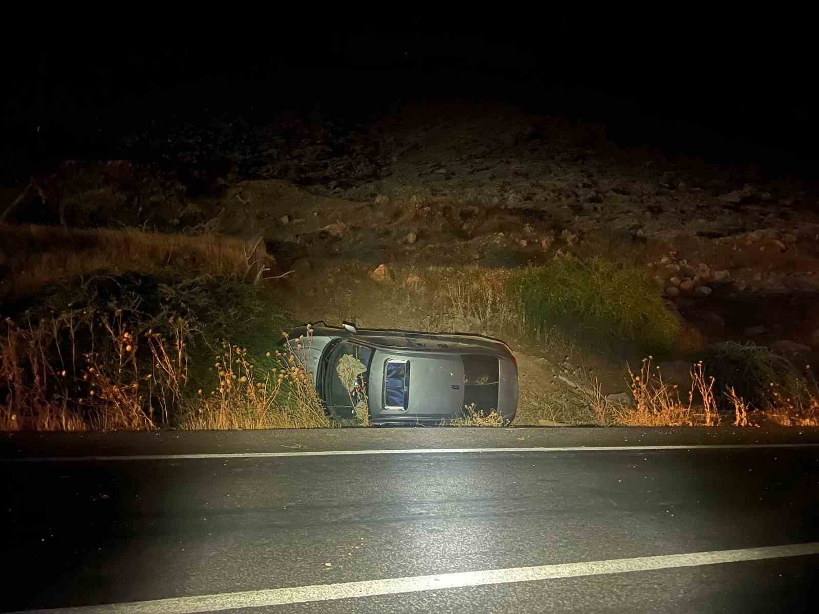 Mardin’de devrilen otomobildeki 8 kişi yaralandı