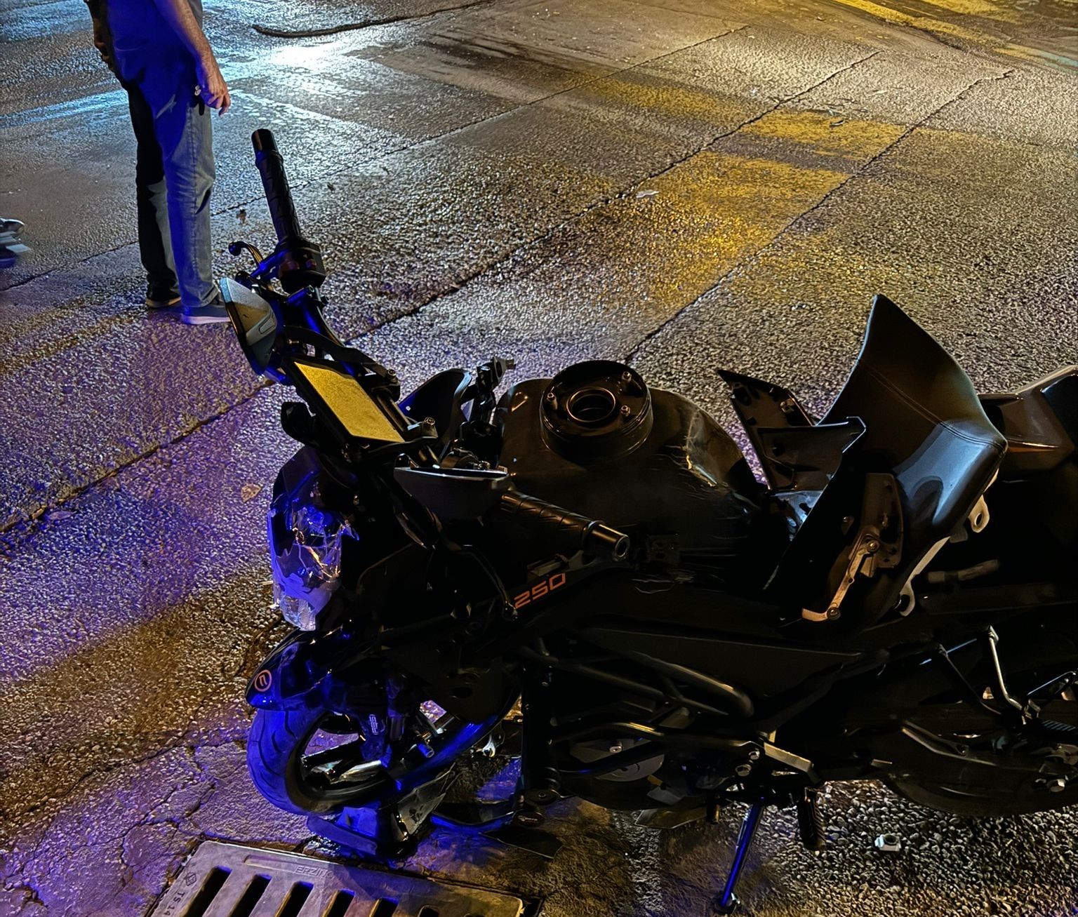 Otomobille &ccedil;arpışan motosiklet s&uuml;r&uuml;c&uuml;s&uuml; yaralandı
