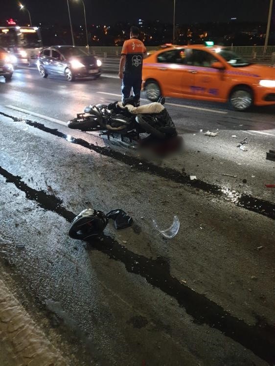 Haliç Köprüsü’ndeki feci kazada motosiklet, yol temizleme aracına çarptı: 1 ölü
