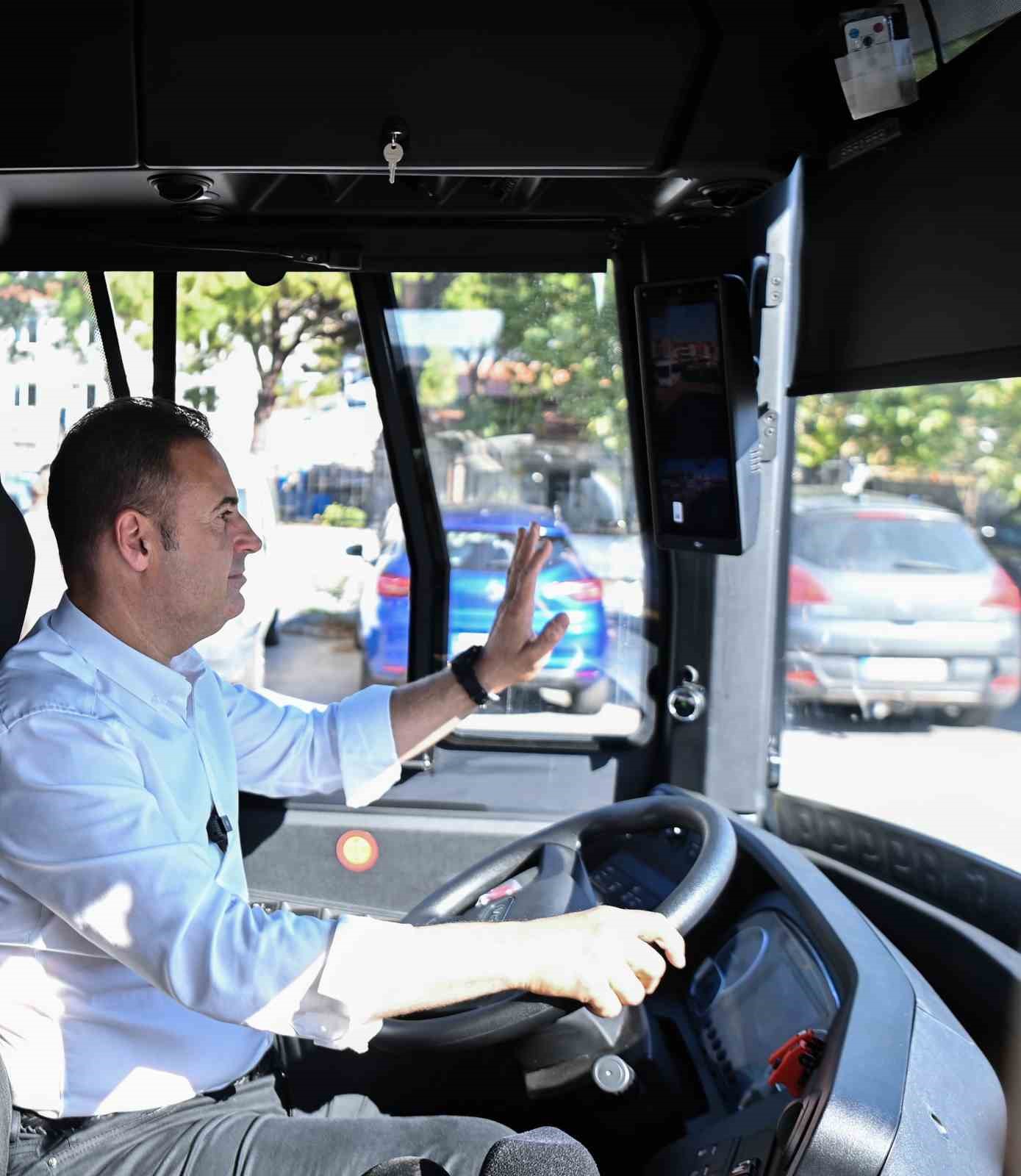 Başkan Akın, elektrikli otob&uuml;s ile Ayvalık&rsquo;ta test s&uuml;r&uuml;ş&uuml; yaptı
