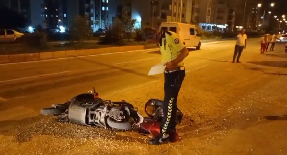 Kozan&rsquo;da otomobil motosiklete &ccedil;arptı: 1 yaralı
