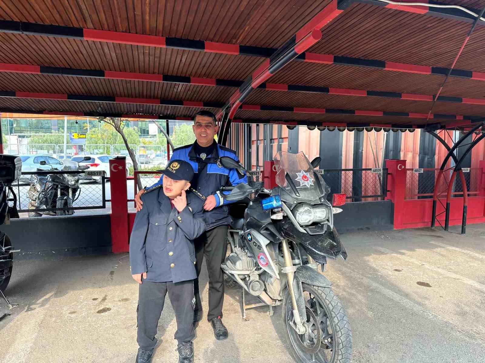 Down sendromlu Enes 1 g&uuml;nl&uuml;ğ&uuml;ne polis oldu
