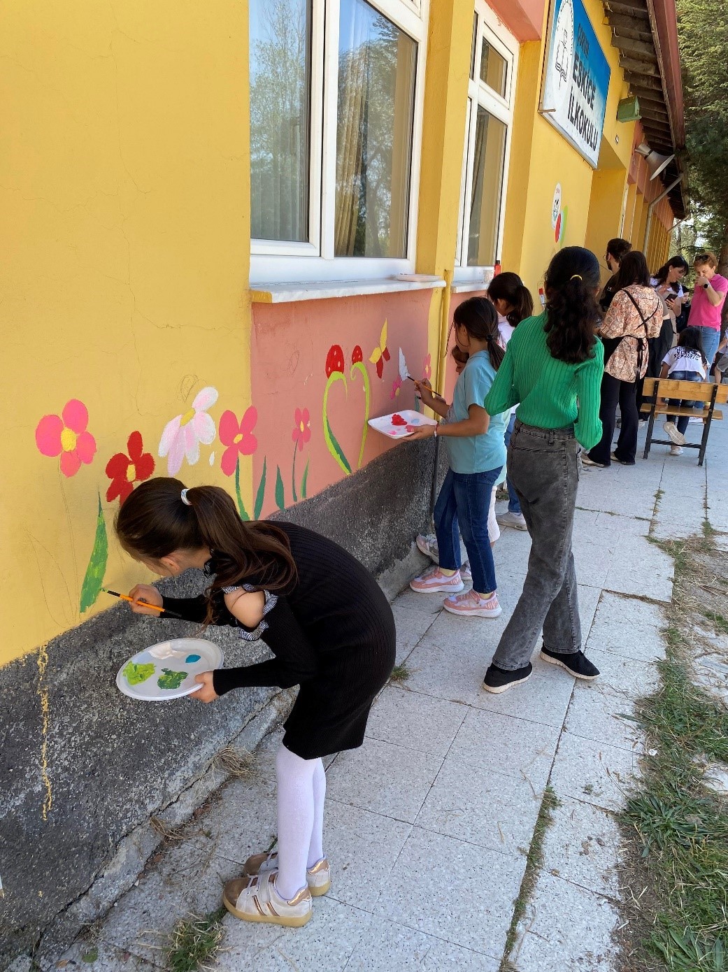 Farkındalık oluşturmak için okul duvarlarını boyadılar
