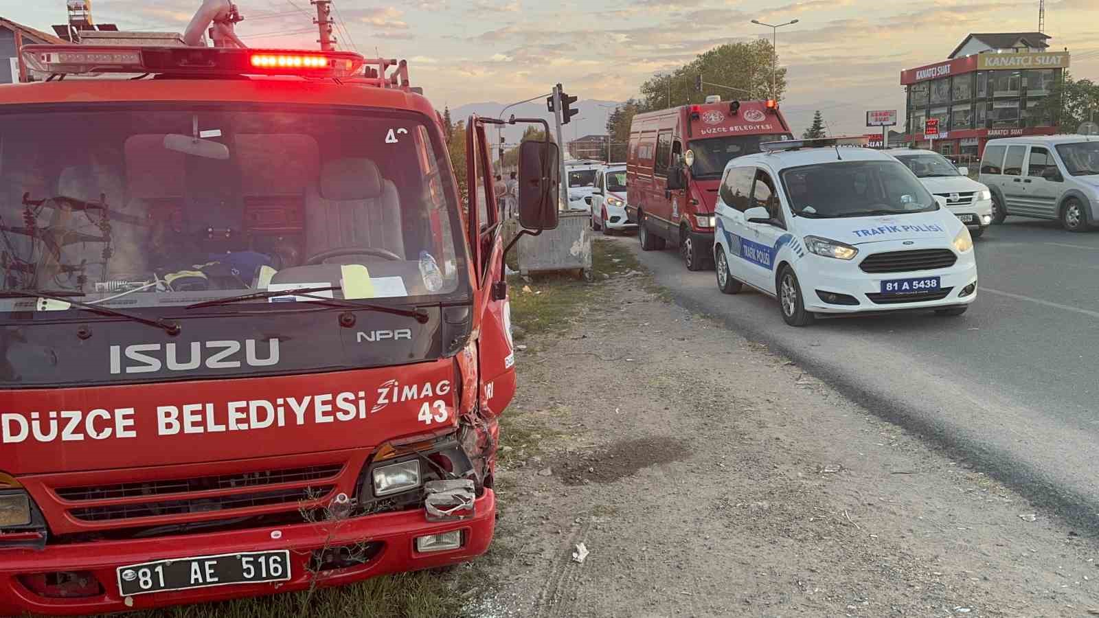 Düzce’de itfaiye aracı ile kamyonet çarpıştı: 1 itfaiye eri yaralandı