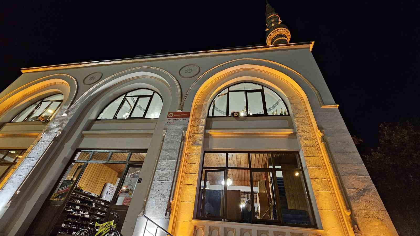 Bandırma&rsquo;da Mevlid Kandili&rsquo;nde camiler doldu taştı
