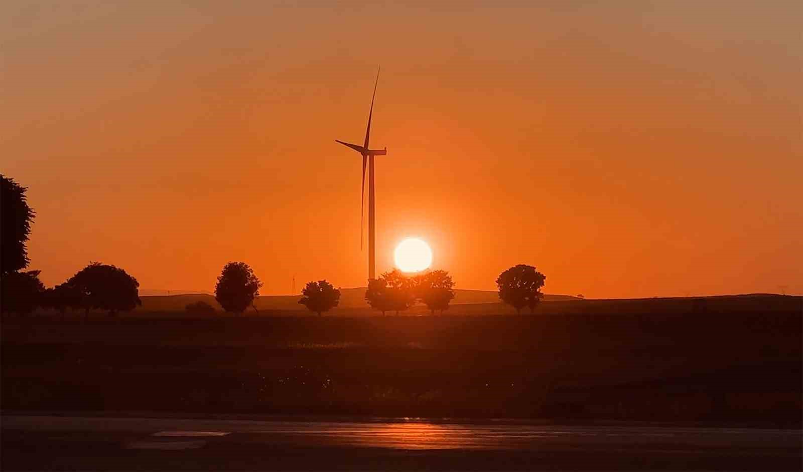 Bitlis&rsquo;te ayın doğuşu ve g&uuml;neşin batışı aynı anda g&ouml;r&uuml;nt&uuml;lendi 