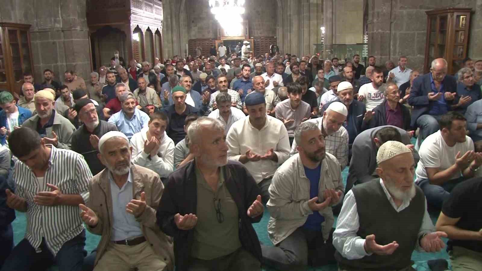 Erzurum’da Mevlid Kandili coşkusu