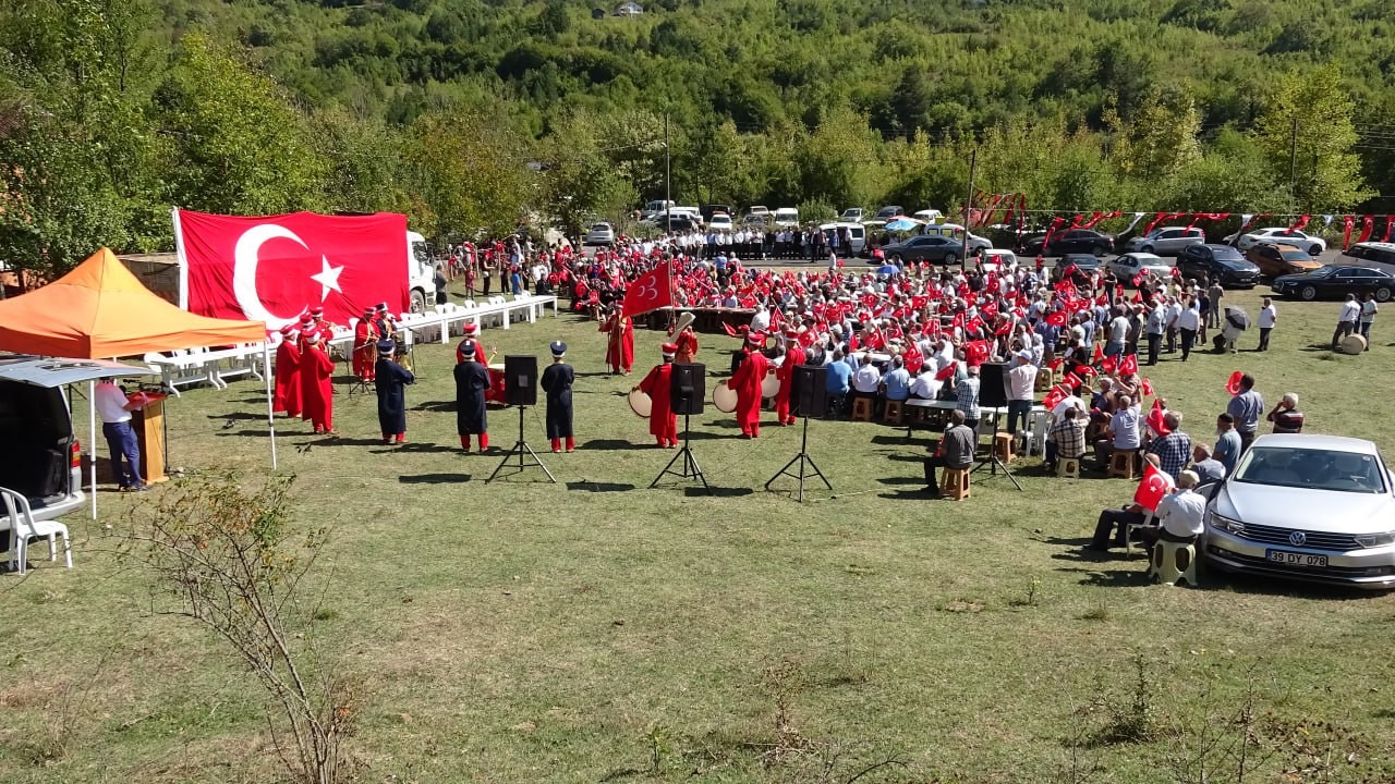 Köy yollarının asfaltlanmasını mehter takımıyla kutladılar