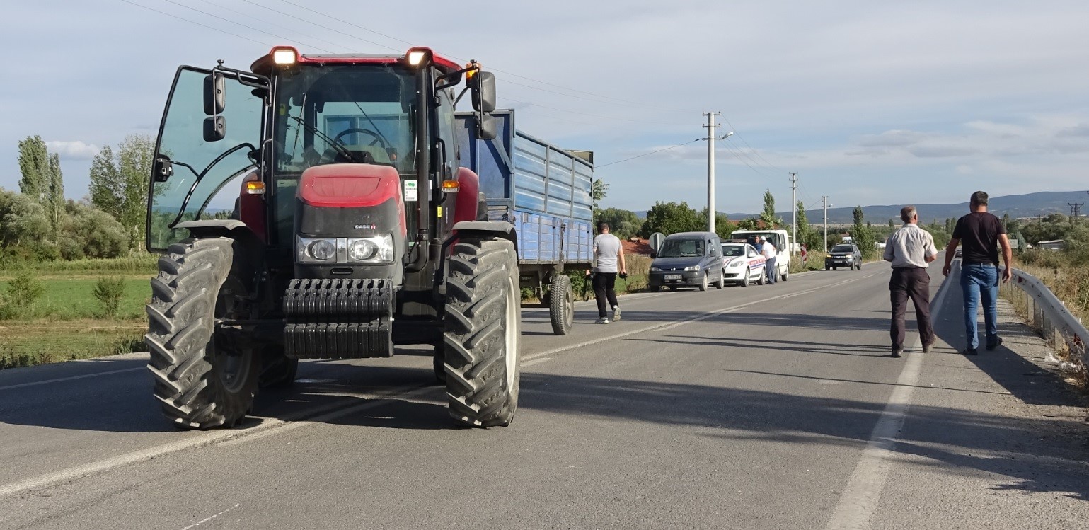 Tavşanlı&rsquo;da trakt&ouml;r ile motosiklet &ccedil;arpıştı: 1 yaralı
