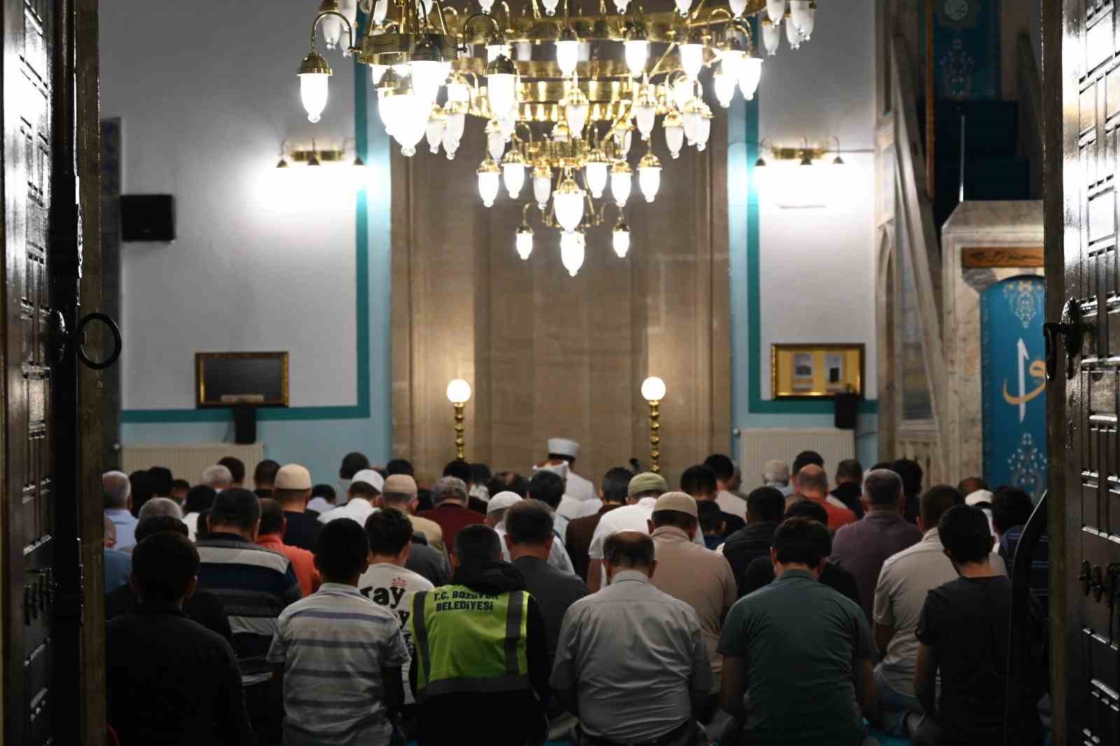 Boz&uuml;y&uuml;k Belediyesi Mevlid Kandili&rsquo;nde şeker ikramı yaptı

