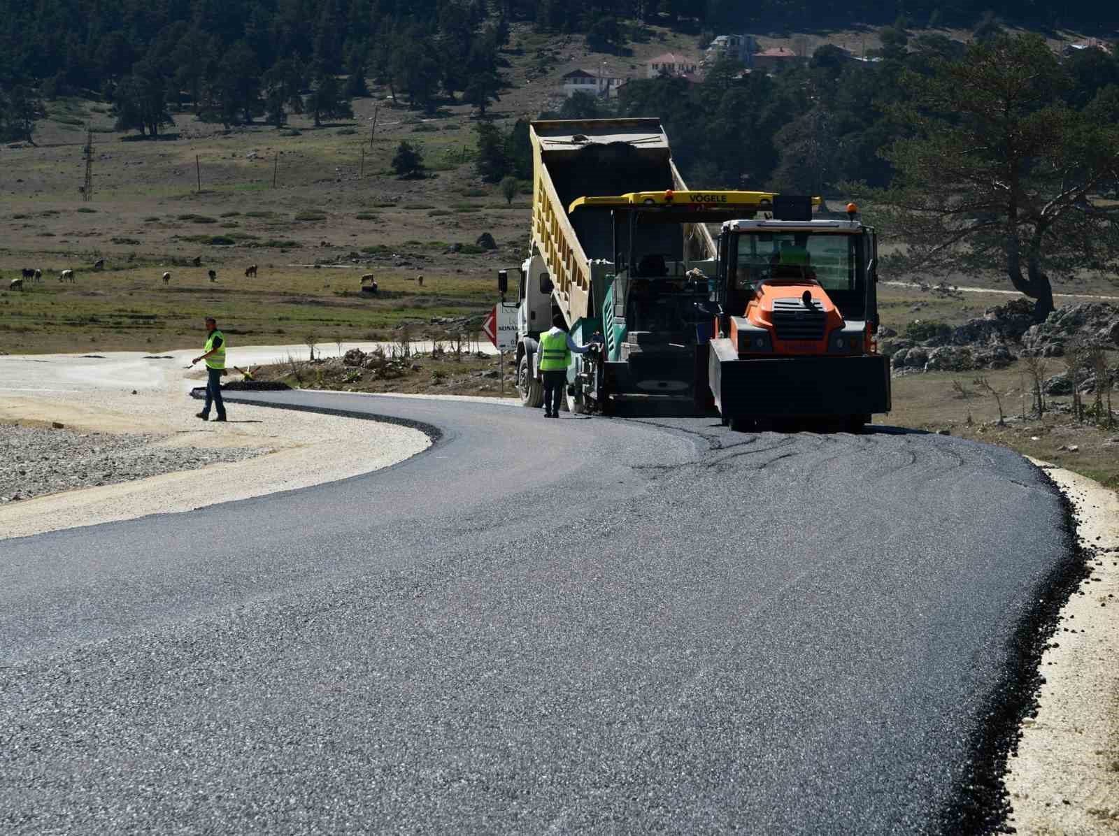 Özel İdare, kendi ürettiği asfaltla yol yapmaya başladı