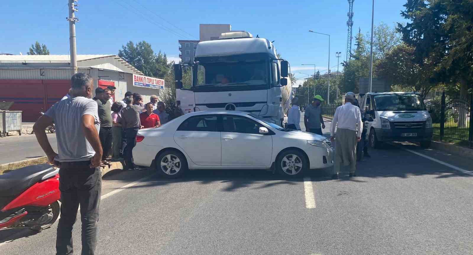 Tankerle çarpışan otomobil sürüklendi