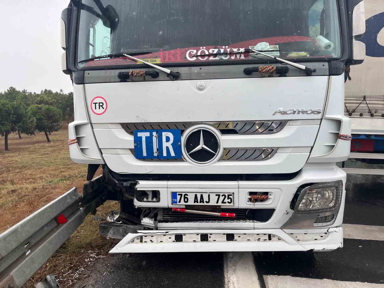 Büyükçekmece E-5’te yağmur nedeniyle kayan tır, yolu trafiğe kapattı
