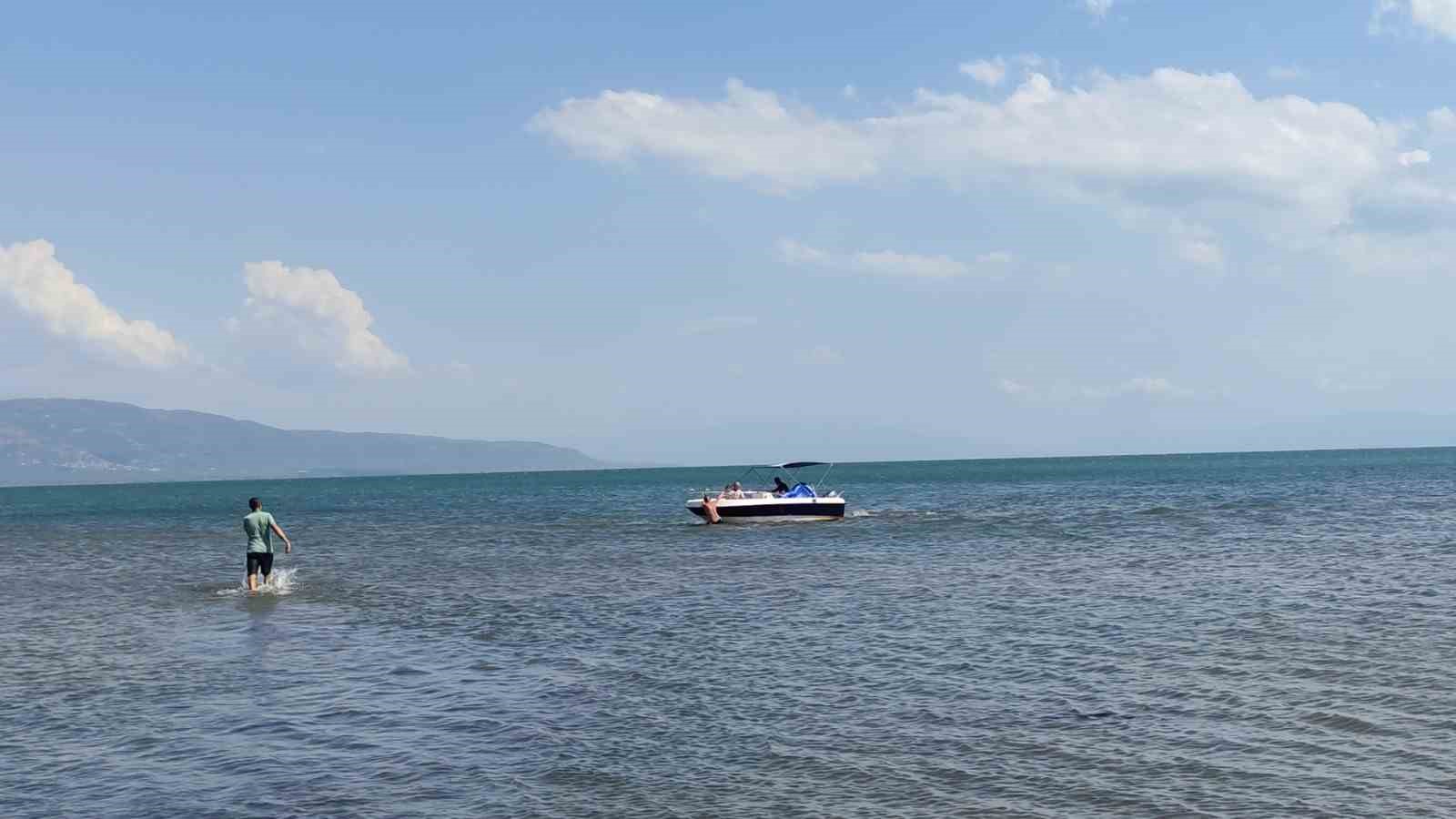 Botla göle açılan çocuklar, rüzgarda sürüklenince vatandaşlar tarafından kurtarıldı
