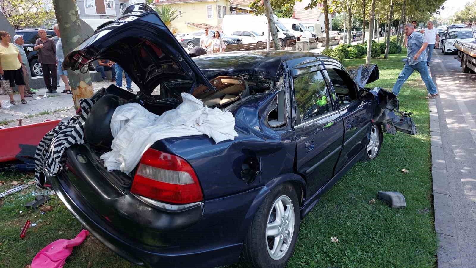 Bankta oynayan çocukların bulunduğu yere otomobil çarptı: 2 yaralı
