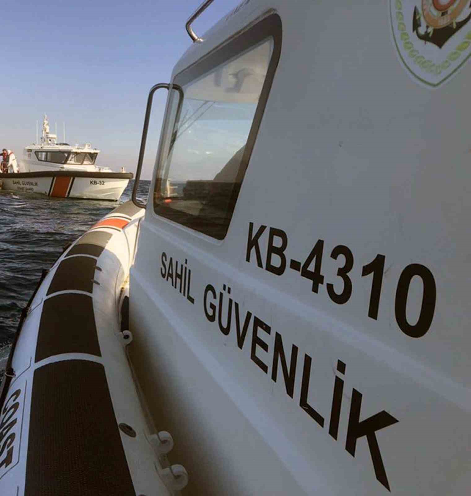 Tekneleri alabora olan ve deniz yüzeyinde bulunan 15 düzensiz göçmen kurtarıldı