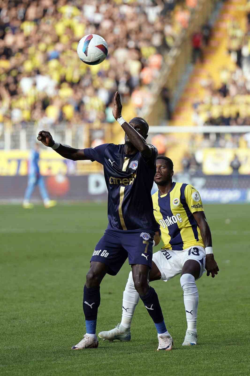 Trendyol Süper Lig: Kasımpaşa: 0 - Fenerbahçe: 2 (İlk yarı)
