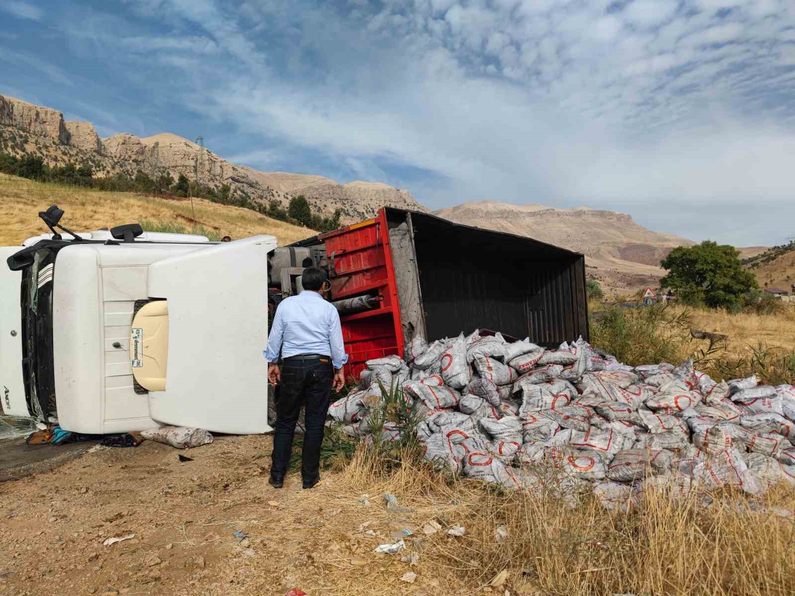 Kömür yüklü tır devrildi: Siirt-Şırnak karayolu trafiğe kapandı