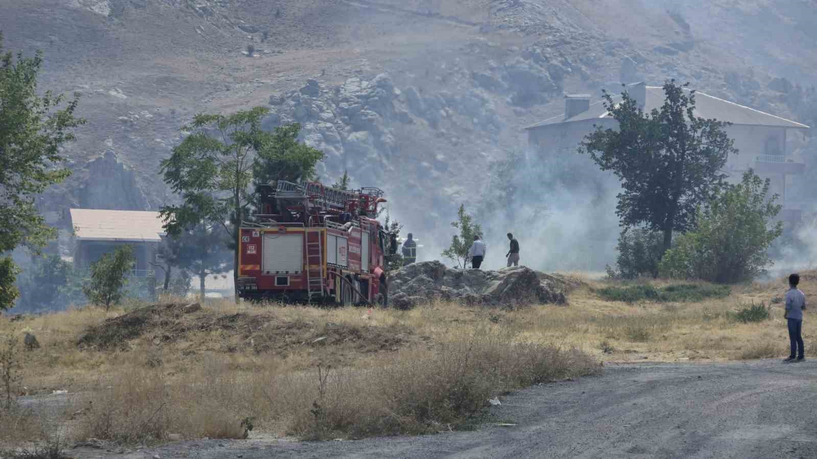 Hakkari’de anız yangını
