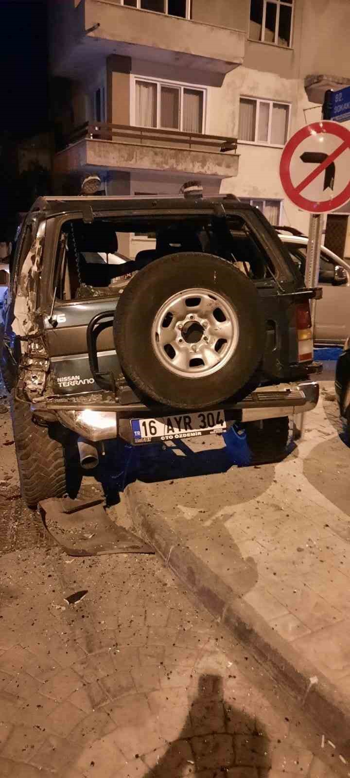 Park halindeki ara&ccedil;lara &ccedil;arpıp ka&ccedil;tı
