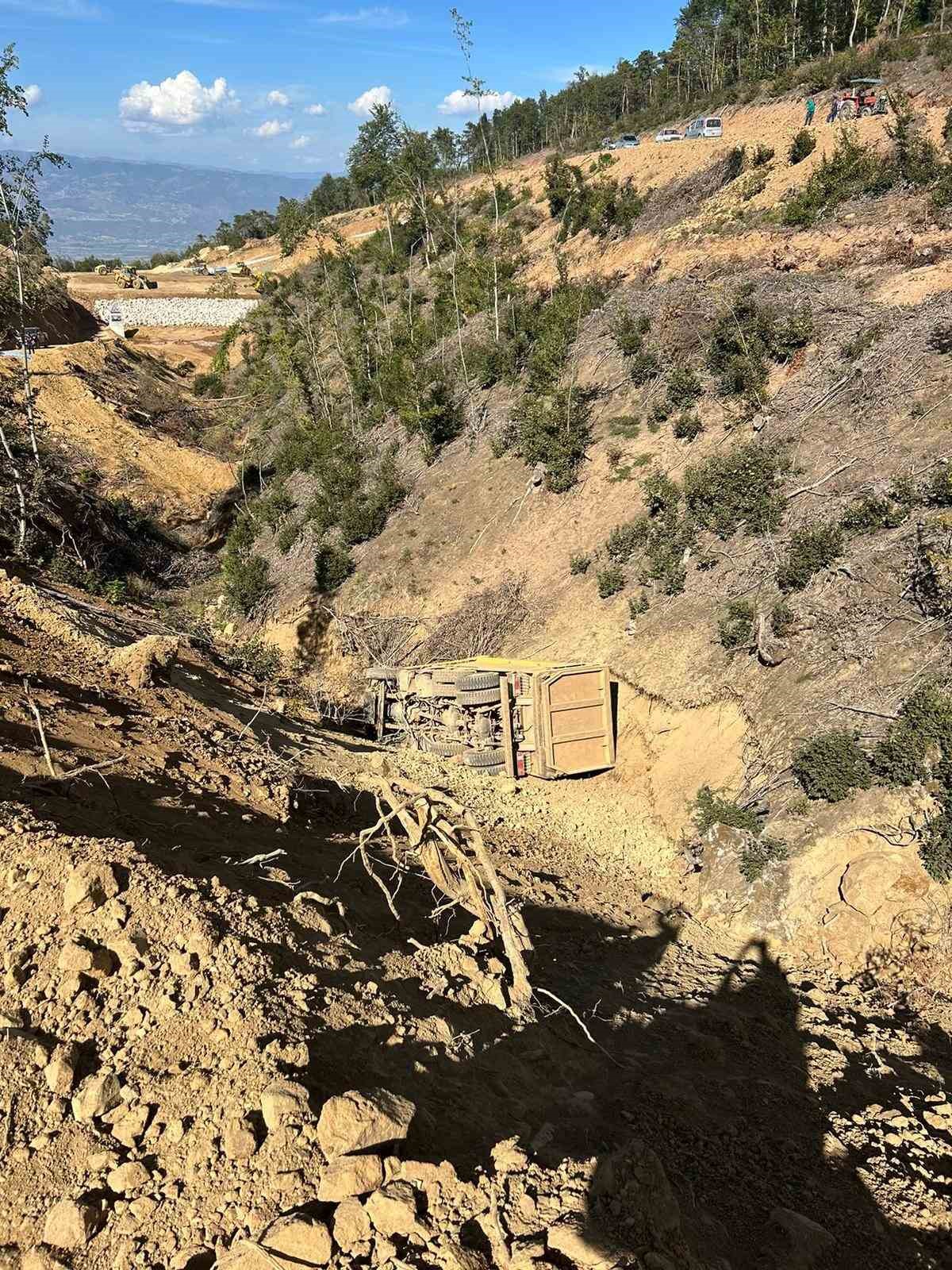 Toprak yüklü kamyon 25 metre yükseklikten uçuruma yuvarlandı