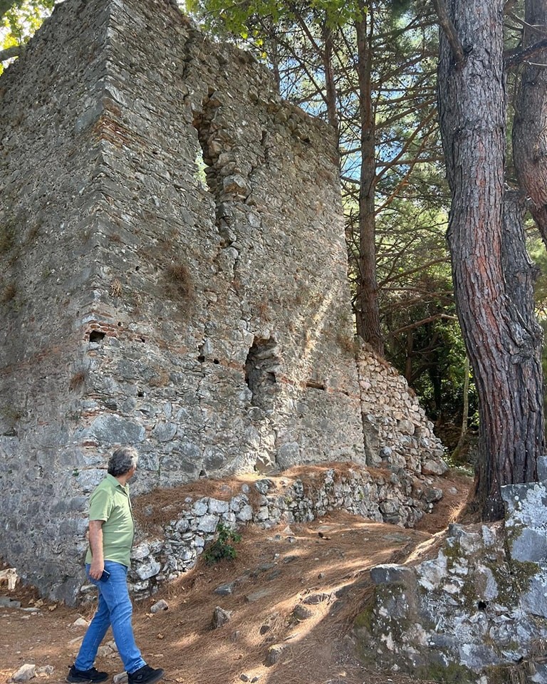 Kaymakam Keklik, zirveye gizlenmiş 900 yıllık manastırı inceledi
