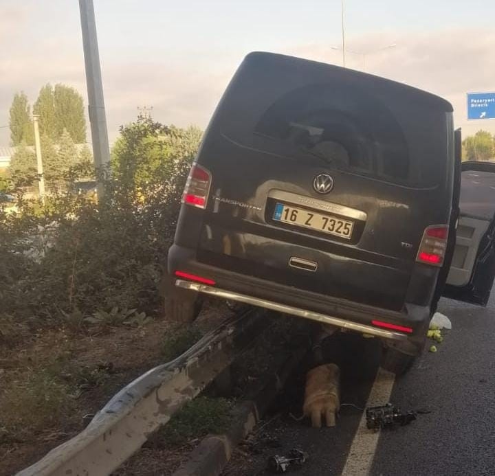 Cenazeden dönen ailenin bulunduğu minibüs bariyerlere saplandı